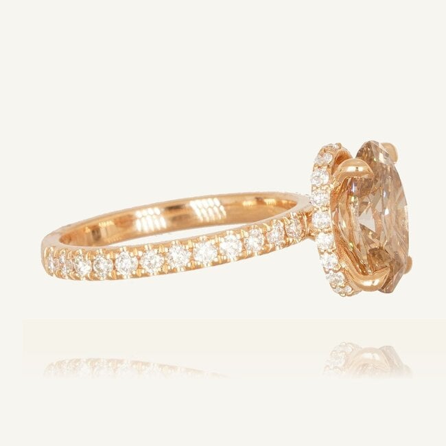Luxe roségouden ring met champagnekleurige ovale diamant en pavé band