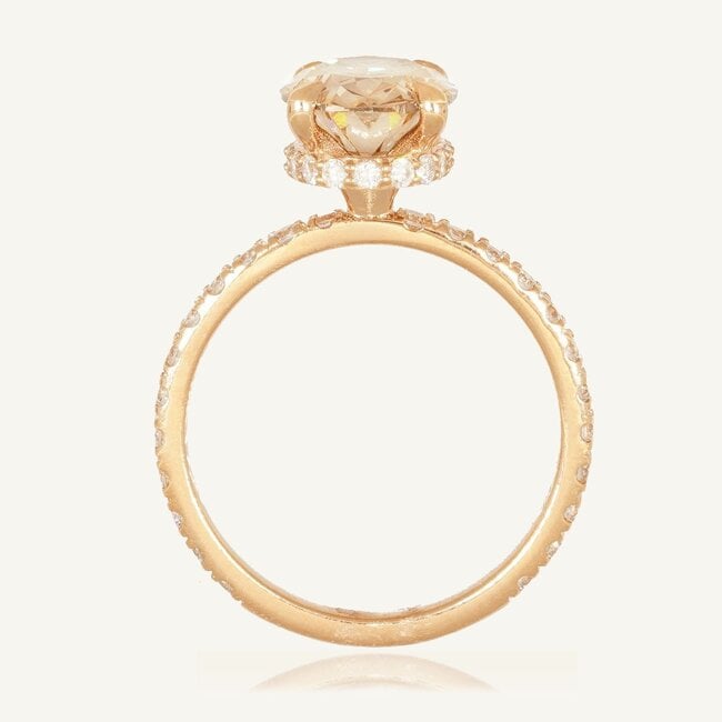Luxe roségouden ring met champagnekleurige ovale diamant en pavé band