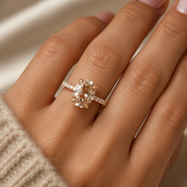 Luxe roségouden ring met champagnekleurige ovale diamant en pavé band