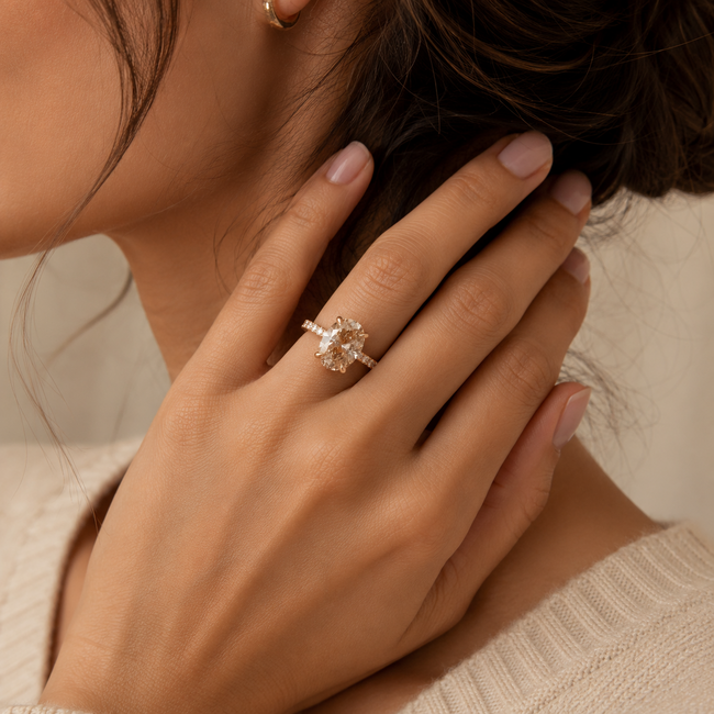 Luxe roségouden ring met champagnekleurige ovale diamant en pavé band