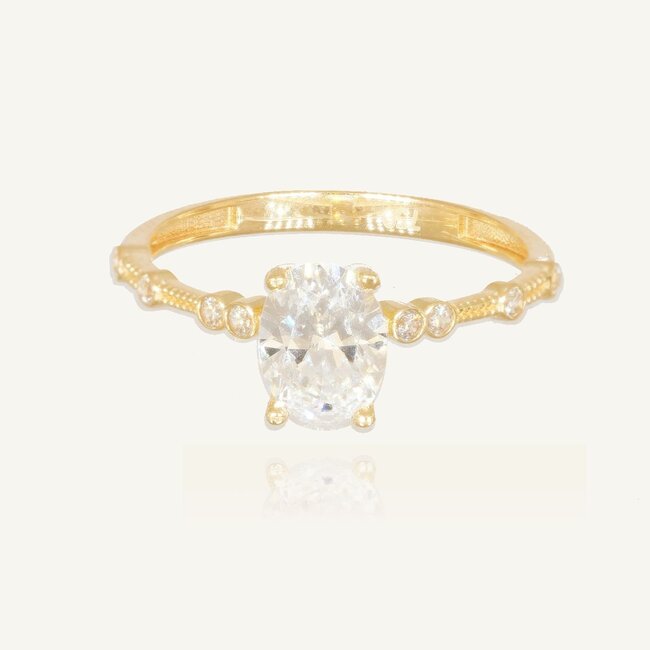 Elegante ovale ring met verfijnde zijstenen en luxe afwerking