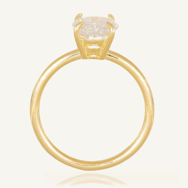 Elegante solitaire ring met grote ovale steen en tijdloos design
