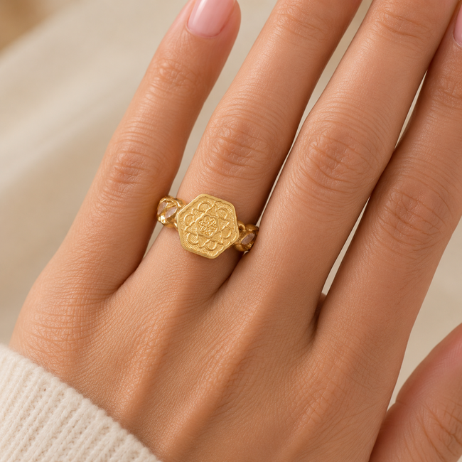 gouden zegelring met bloemmotief en rosé details