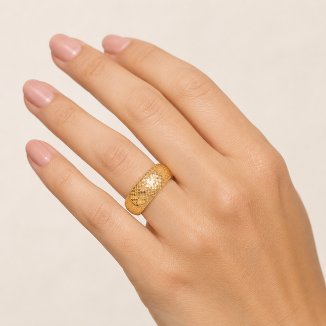 14 karaat brede gouden ring met honingraat structuur