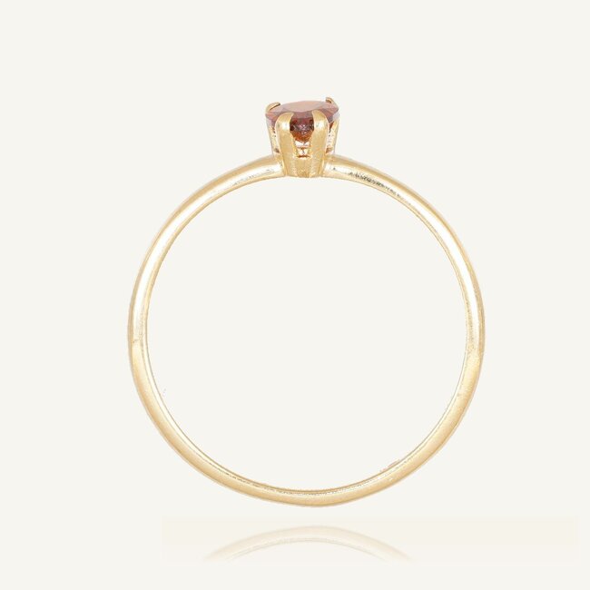 Elegante gouden ring met druppelvormige rode granaat steen