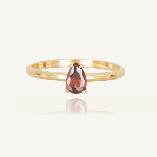 Elegante gouden ring met druppelvormige rode granaat steen
