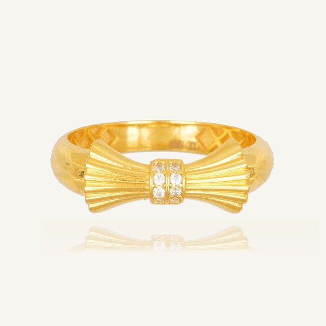 Luxe gouden ring met verfijnde strikvorm en fonkelende zirkonia steentjes