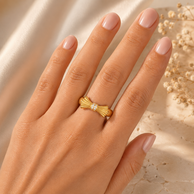 Luxe gouden ring met verfijnde strikvorm en fonkelende zirkonia steentjes