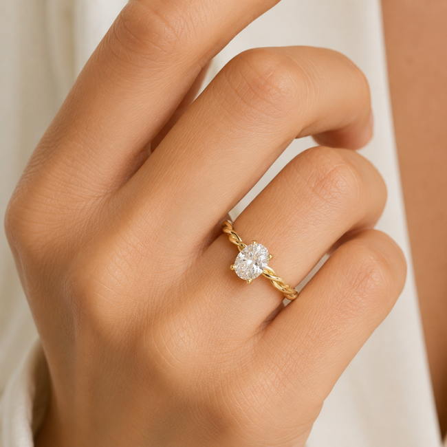 Geelgouden ring met gedraaide band