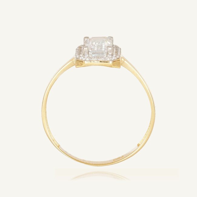 Elegante gouden ring met emerald cut zirkonia en fonkelende halo