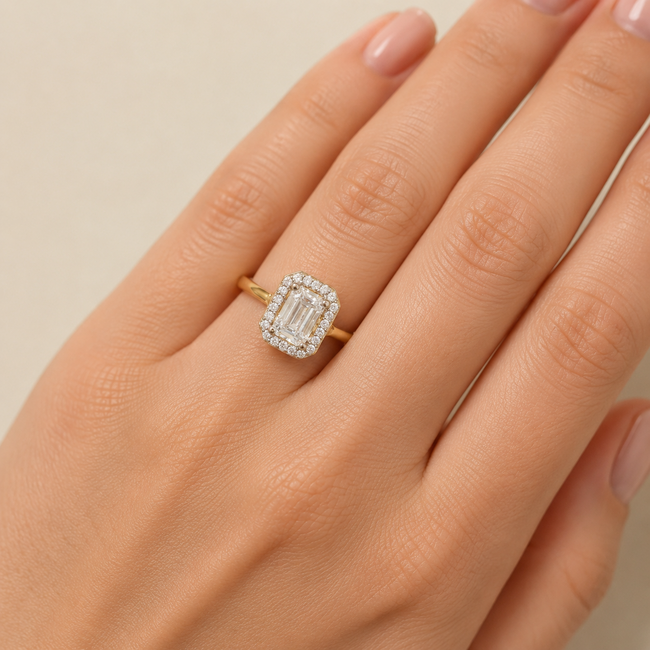 Gouden ring met emerald cut zirkonia en halo