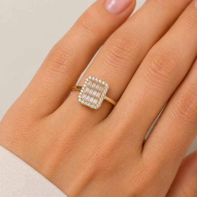 Luxe geelgouden ring met baguette zirkonia’s en fonkelende halo
