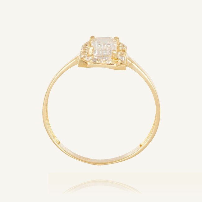 Luxe gouden damesring met emerald geslepen zirkonia en fonkelende halo