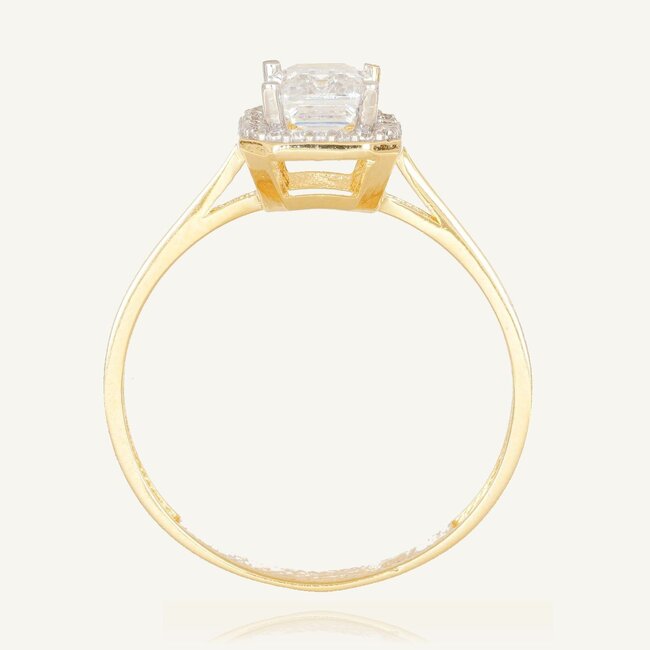 Luxe gouden ring met emerald cut zirkonia en fonkelende halo