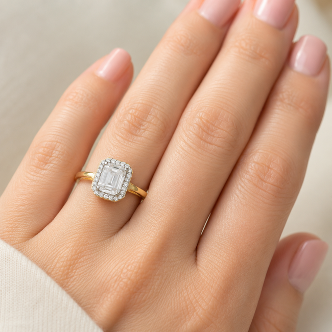 18k gouden solitaire ring met halo zirkonia