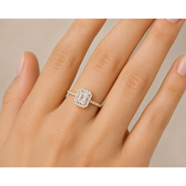 Elegante Gouden Ring Met Emerald Cut Zirkonia En Pavé Band