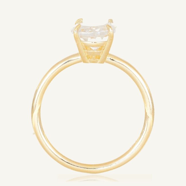 Minimalistische geelgouden solitaire ring met ovale zirkoni