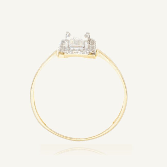 Luxe geelgouden ring met emerald geslepen zirkonia en halo