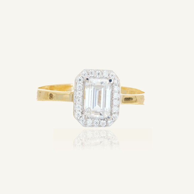 Luxe geelgouden ring met emerald geslepen zirkonia en halo