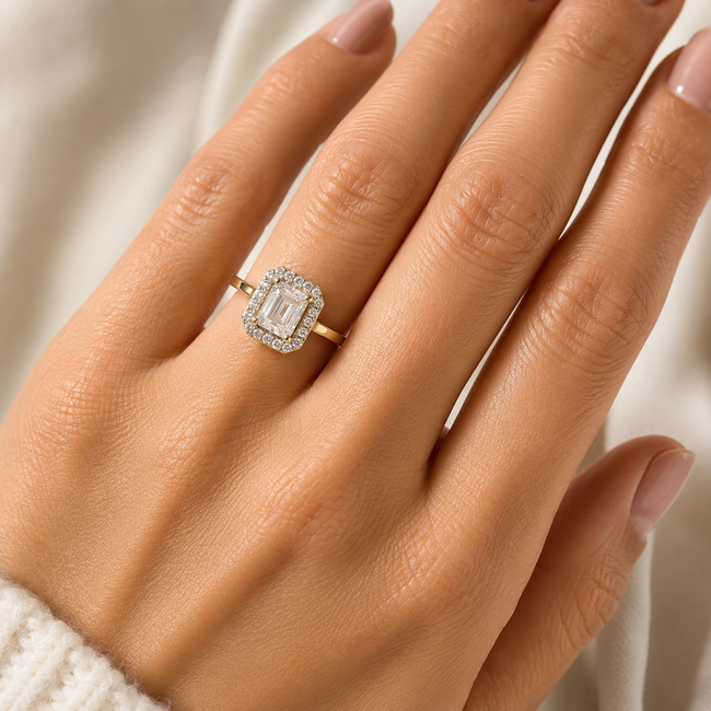 Geelgouden halo ring met emerald zirkonia