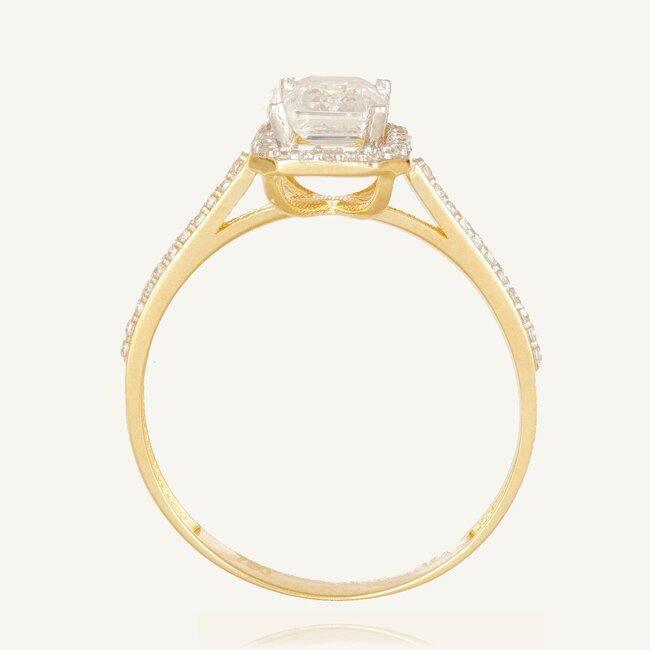 Luxe geelgouden ring met emerald geslepen zirkonia en fonkelende halo