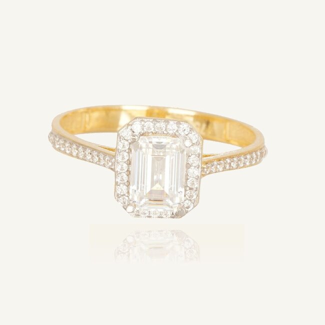 Luxe geelgouden ring met emerald geslepen zirkonia en fonkelende halo