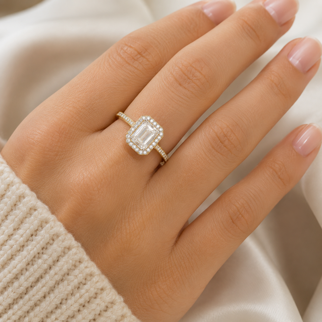 Geelgouden ring met emerald zirkonia en pavé