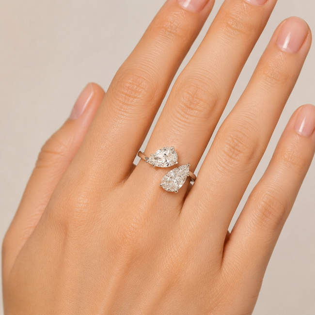 Exclusieve open witgouden ring met 3.03 ct lab diamanten in pear cut