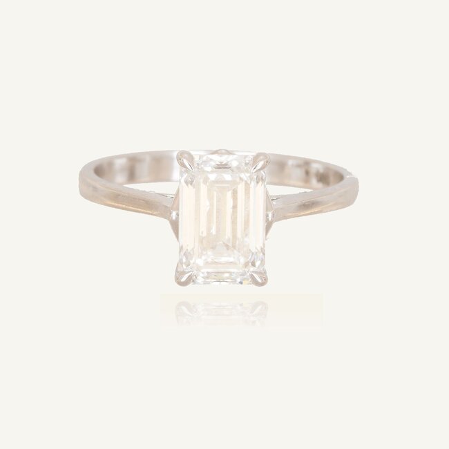 Elegante witgouden solitaire ring met 2.02 ct emerald cut lab diamant