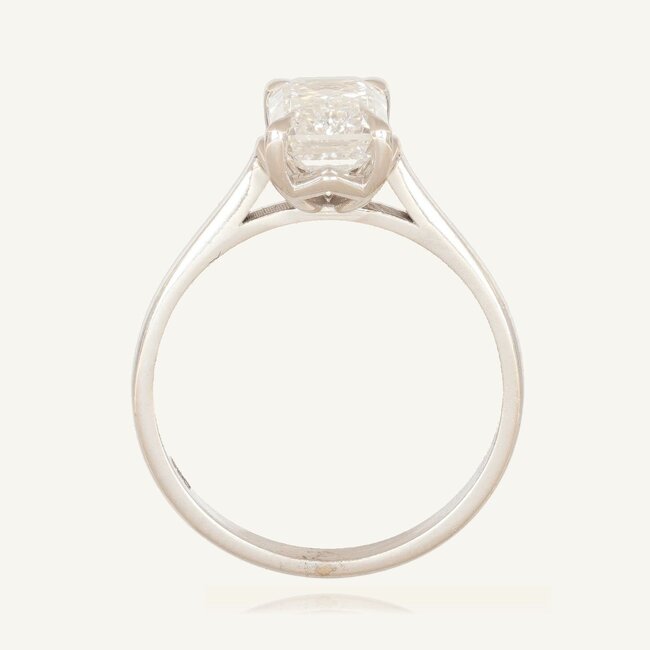 Elegante witgouden solitaire ring met 2.02 ct emerald cut lab diamant