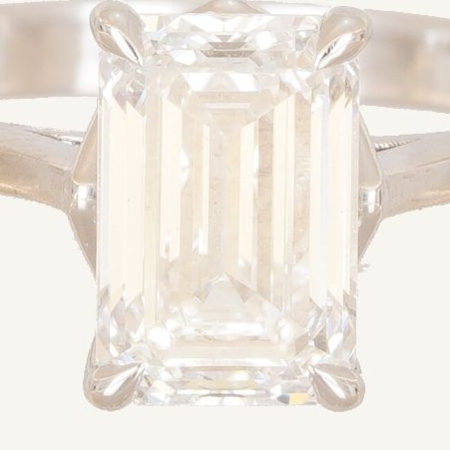 Elegante witgouden solitaire ring met 2.02 ct emerald cut lab diamant