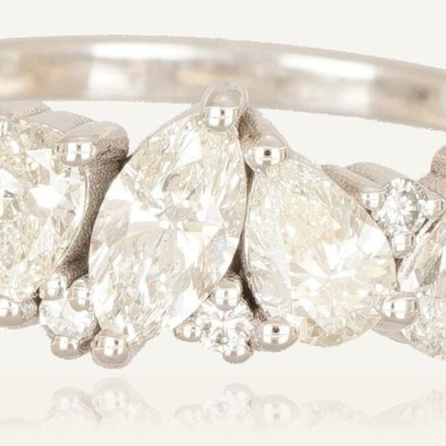 Luxe witgouden diamanten cluster ring met 2.02 karaat pear cut diamanten