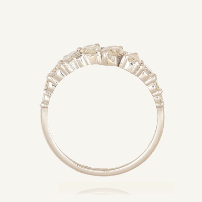 Luxe witgouden diamanten cluster ring met 2.02 karaat pear cut diamanten