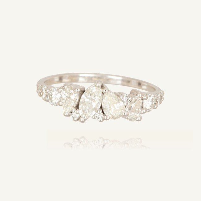 Luxe witgouden diamanten cluster ring met 2.02 karaat pear cut diamanten