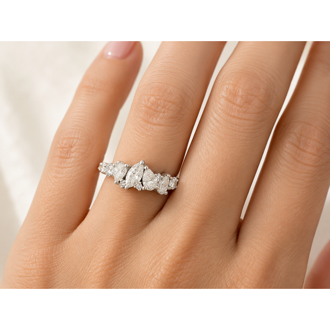 Luxe witgouden diamanten cluster ring met 2.02 karaat pear cut diamanten