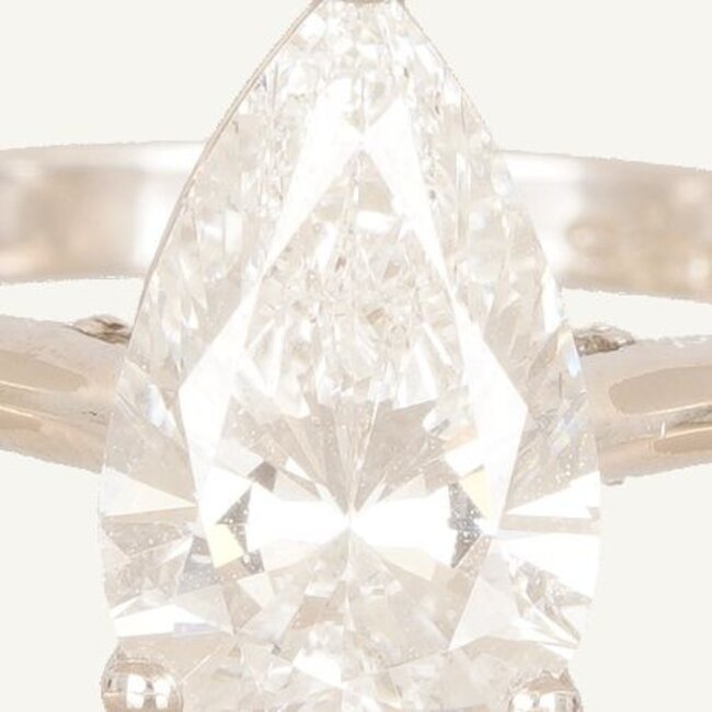 Elegante witgouden solitaire ring met 2.00 ct pear cut lab diamant en zijdiamanten