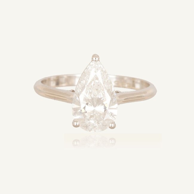 Elegante witgouden solitaire ring met 2.00 ct pear cut lab diamant en zijdiamanten