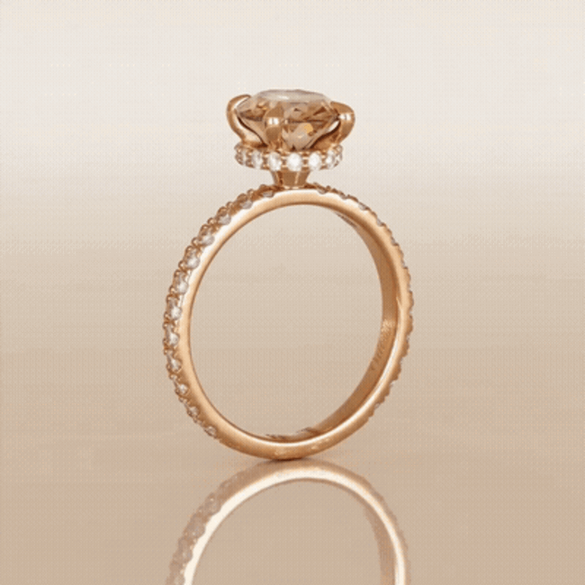 Luxe roségouden ring met champagnekleurige ovale diamant en pavé band