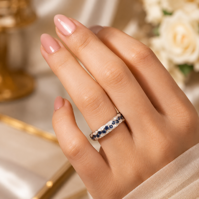 14 Karaat Witgouden Ring met Blauwe Saffieren en 0.20 Karaat Diamanten