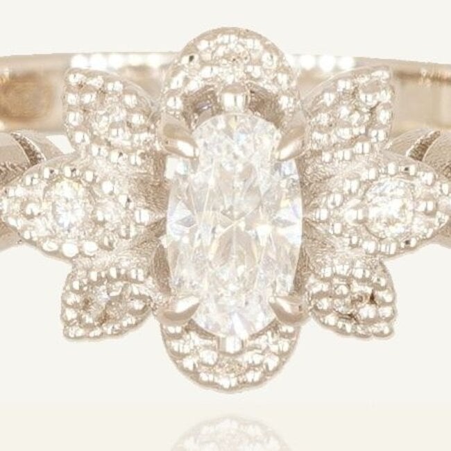 Elegante Witgouden Ring met Ovale Diamant van 0.38 Karaat en Pavé Diamanten