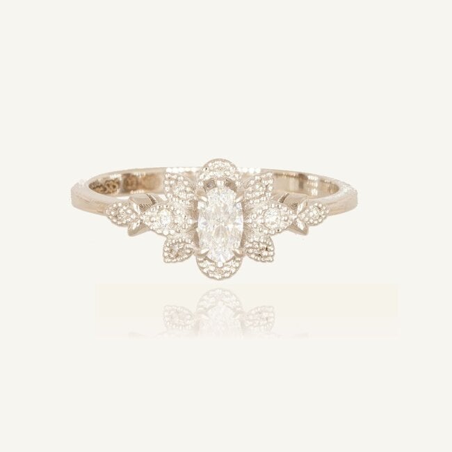 Elegante Witgouden Ring met Ovale Diamant van 0.38 Karaat en Pavé Diamanten