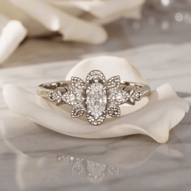 Witgouden Ring met Ovale Diamant van 0.38 Karaat en Pavé Diamanten