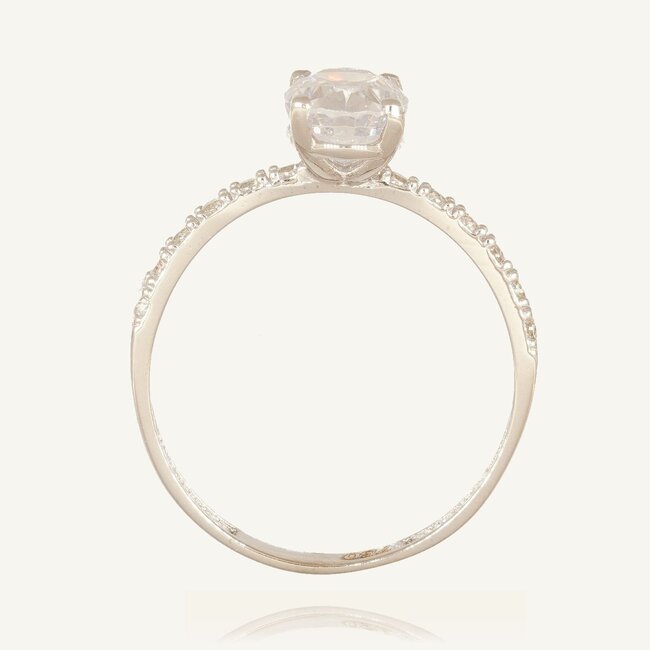 Elegante 18 Karaat Witgouden Solitaire Ring met Ovale Zirkonia en Pavé Band