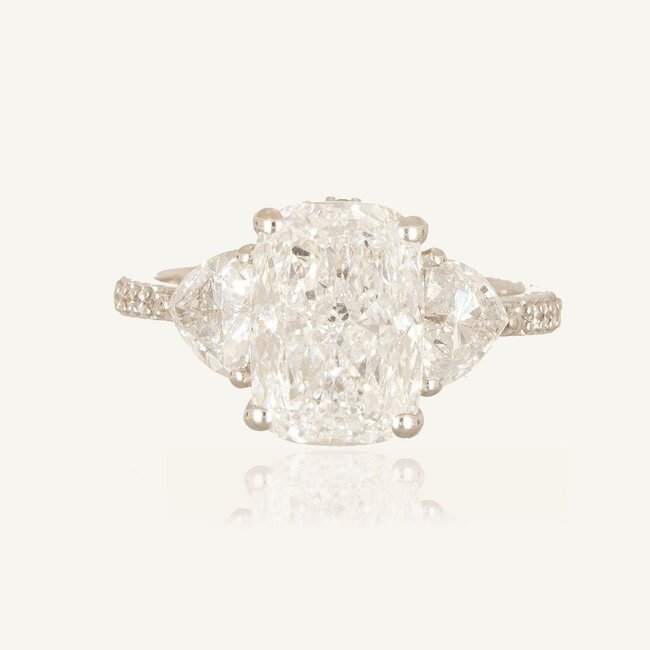 14 karaat witgouden driesteen ring met cushion-geslepen diamant en trillion-diamanten