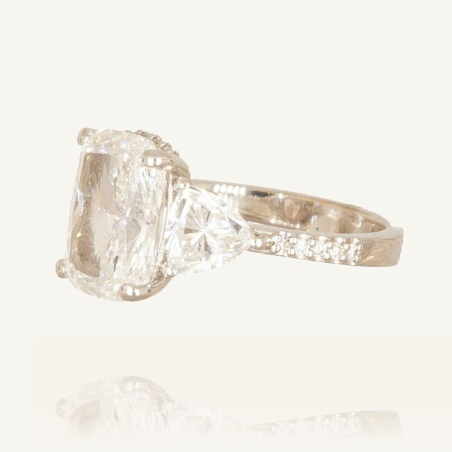 14 karaat witgouden driesteen ring met cushion-geslepen diamant en trillion-diamanten