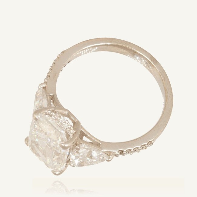 14 karaat witgouden driesteen ring met cushion-geslepen diamant en trillion-diamanten