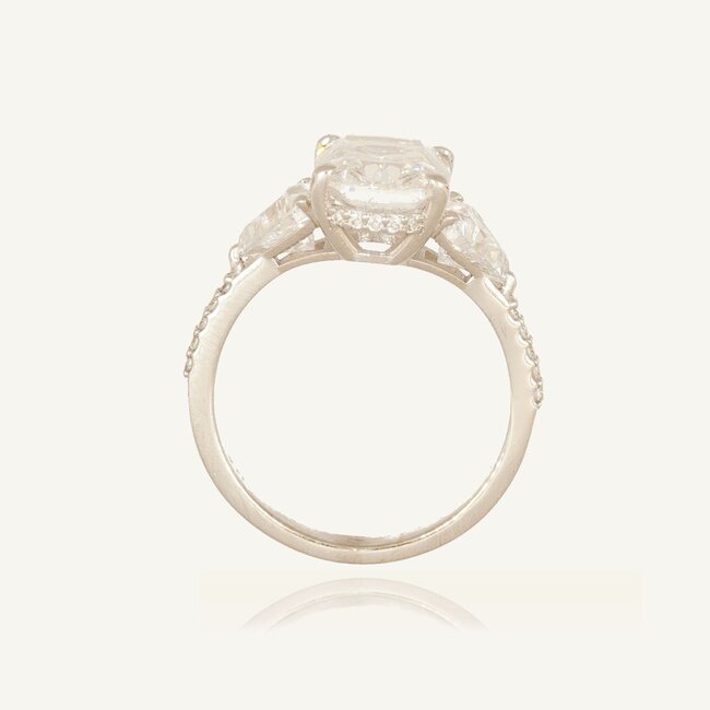 14 karaat witgouden driesteen ring met cushion-geslepen diamant en trillion-diamanten
