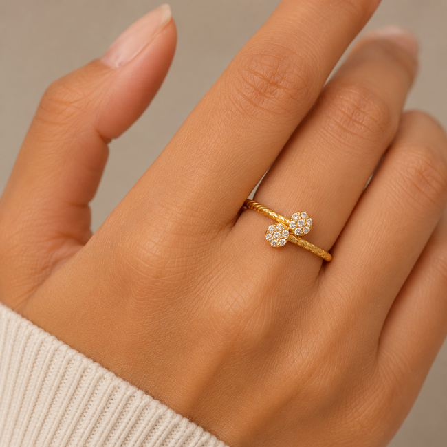 Roodgouden ring met dubbele bloem en zirkonia's