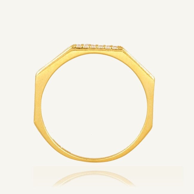 Elegante roodgouden damesring met strakke geometrische vorm en fonkelende zirkonia's