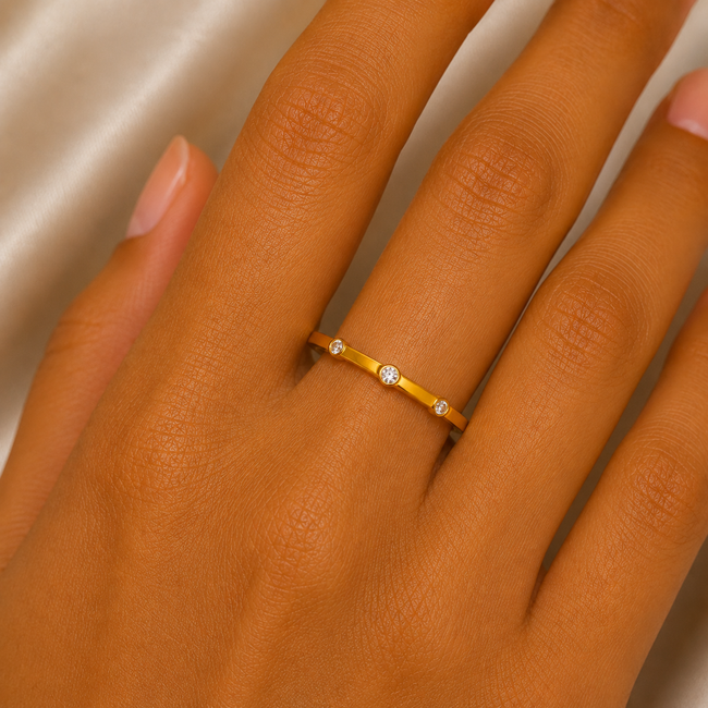 Elegante 22 Karaat Roodgouden Ring met Drie Fonkelende Zirkonia Stenen